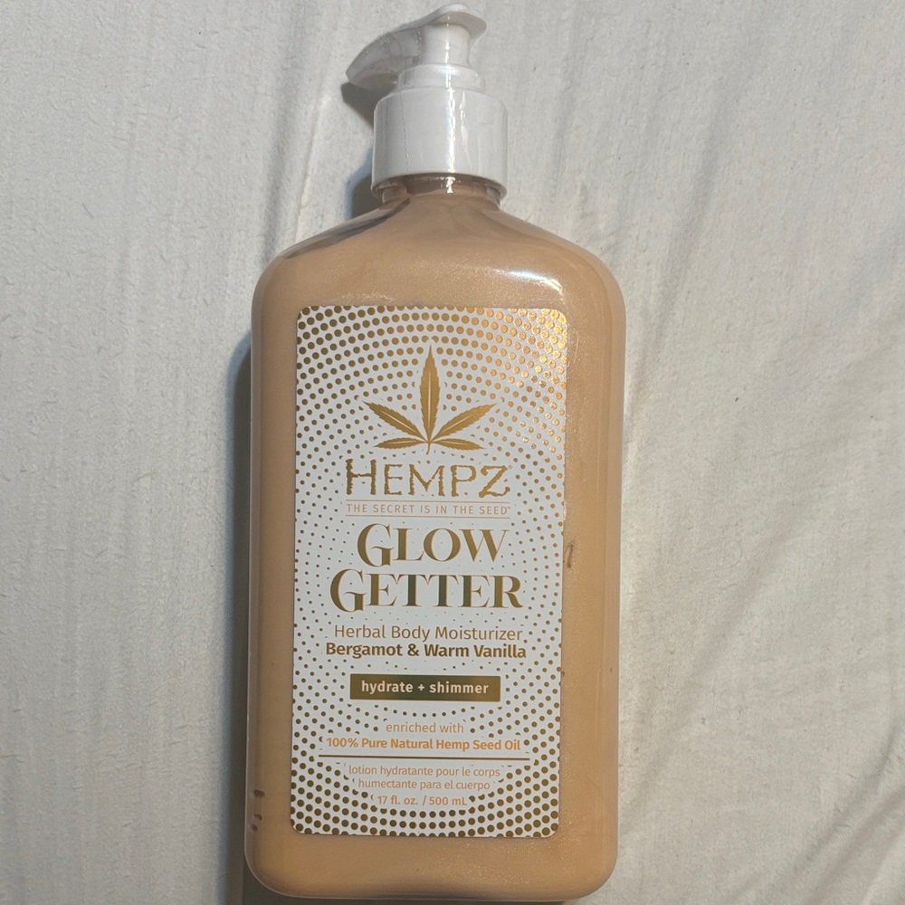 Brand new sealed Hempz Glow Getter Herbal Moisturizer shimmer lotion 17oz